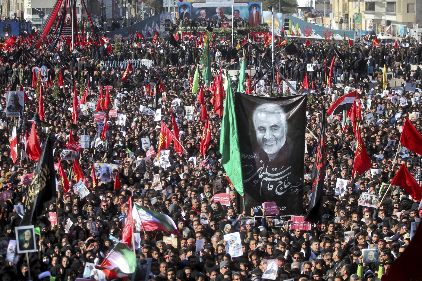 Folla a funerali Soleimani. Iran minaccia Trump: Sarà nuovo Vietnam