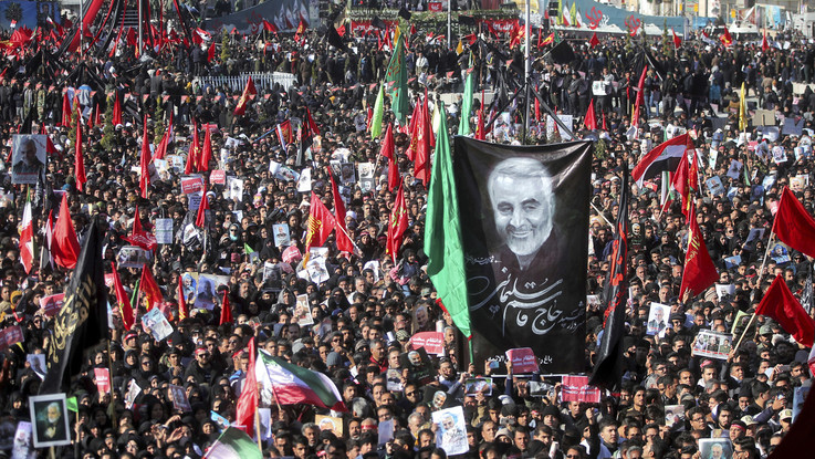 Folla a funerali Soleimani. Iran minaccia Trump: "Sarà nuovo Vietnam"