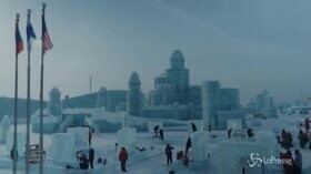 Artisti del ghiaccio si sfidano in Cina, le spettacolari sculture di Harbin