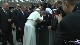 Il Papa scherza con una suora: “Non mordermi”