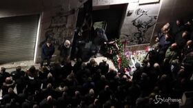 Acca Larentia: schierati e vestiti di nero, la commemorazione neofascista vista dall’alto