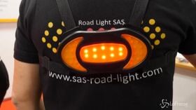 La pettorina luminosa indica la direzione, a Las Vegas anche un’invenzione per bici e monopattini