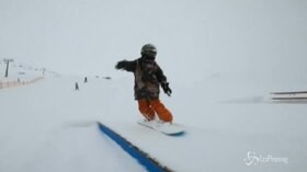 A soli 4 anni sembra già una veterana della tavola, la baby snowboarder ‘danza’ sulla neve