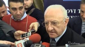 Crisi rifiuti a Napoli, De Luca: “Situazione insostenibile”