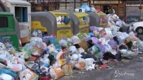 Napoli sommersa dai rifiuti, cittadini infuriati: “Tasse alte, ma destinati a morire così”