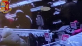 Milano, ruba 2mila euro a turista in città per i saldi: arrestata
