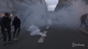 Parigi, violenti scontri a corteo contro la riforma delle pensioni