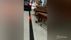 Entra in chiesa con il Suv perché “posseduto”, caos in Spagna