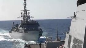 Tensione nello stretto di Hormuz: collisione sfiorata tra nave russa e cacciatorpediniere Usa