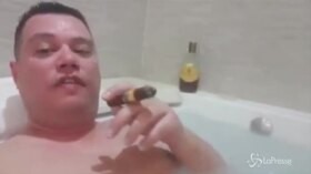 Regionali in Calabria, nella vasca con rum e sigaro: il candidato leghista imbarazza Salvini