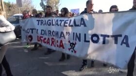 Rifiuti a Roma, la protesta di centinaia di persone contro discarica Monte Carnevale