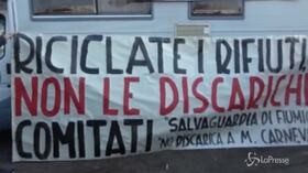 Roma, la rabbia dei cittadini contro la discarica a Monte Carnevale: “Noi diciamo no”