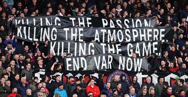 Premier, “fermate il VAR ora!”: la rabbia dei tifosi del Palace