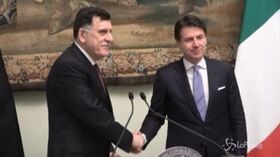 Crisi in Libia, stretta di mano fra Conte e al-Sarraj
