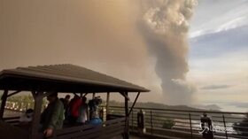 Filippine: erutta un vulcano, l’enorme colonna di cenere