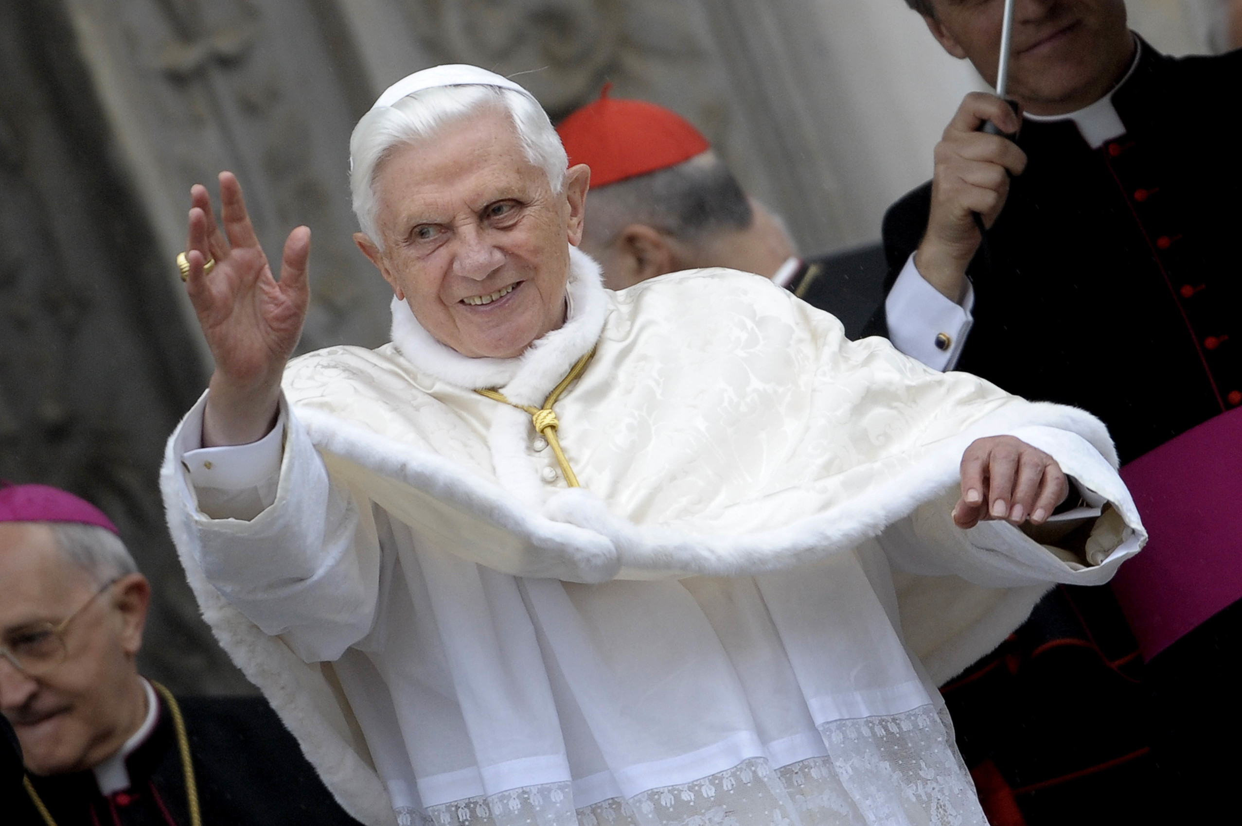 Vaticano, Benedetto XVI si schiera contro ordinazione di uomini sposati