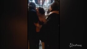 Aereo caduto, proteste in Iran: manifestante ferita da proiettile a una gamba