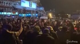 Proteste in Iran, manifestanti strappano poster del generale Soleimani