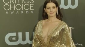 Critics’ Choice Awards, le attrici sfilano sul red carpet