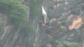 Thailandia: base jumper bloccato a 200 metri d’altezza, il salvataggio da brivido
