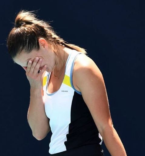 Australian Open, ansia per Dalila Jakupovic: rischia di soffocare in campo