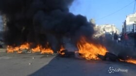 Beirut, copertoni in fiamme e traffico paralizzato: riprende la protesta