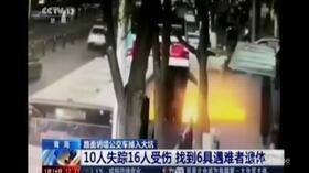 Tragedia in Cina: il bus finisce in una voragine in strada, morti e feriti