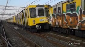 Napoli, scontro tra treni metro: le immagini dalla banchina