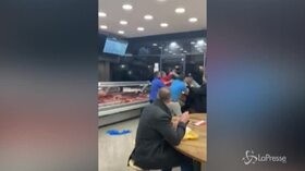 Scoppia la rissa nel fast food, il cliente mangia imperturbabile