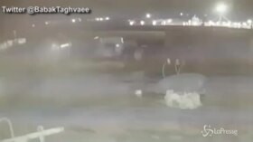 Aereo abbattuto in Iran, spunta un nuovo video: “È stato colpito da due missili”