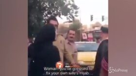 Iran, la donna sfida il mullah e si toglie il velo