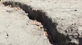 Enormi crepe per le strade: nelle Filippine il vulcano Taal continua a fare paura