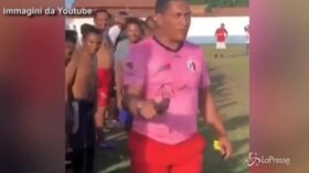 Follia in Messico, tifosi agitati a bordo campo: l’arbitro tira fuori la pistola