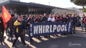 Napoli, tensioni al corteo degli operai della Whirlpool: “Governo di incapaci”