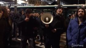 Francia: Macron a teatro, manifestanti tentano il blitz e la polizia li blocca