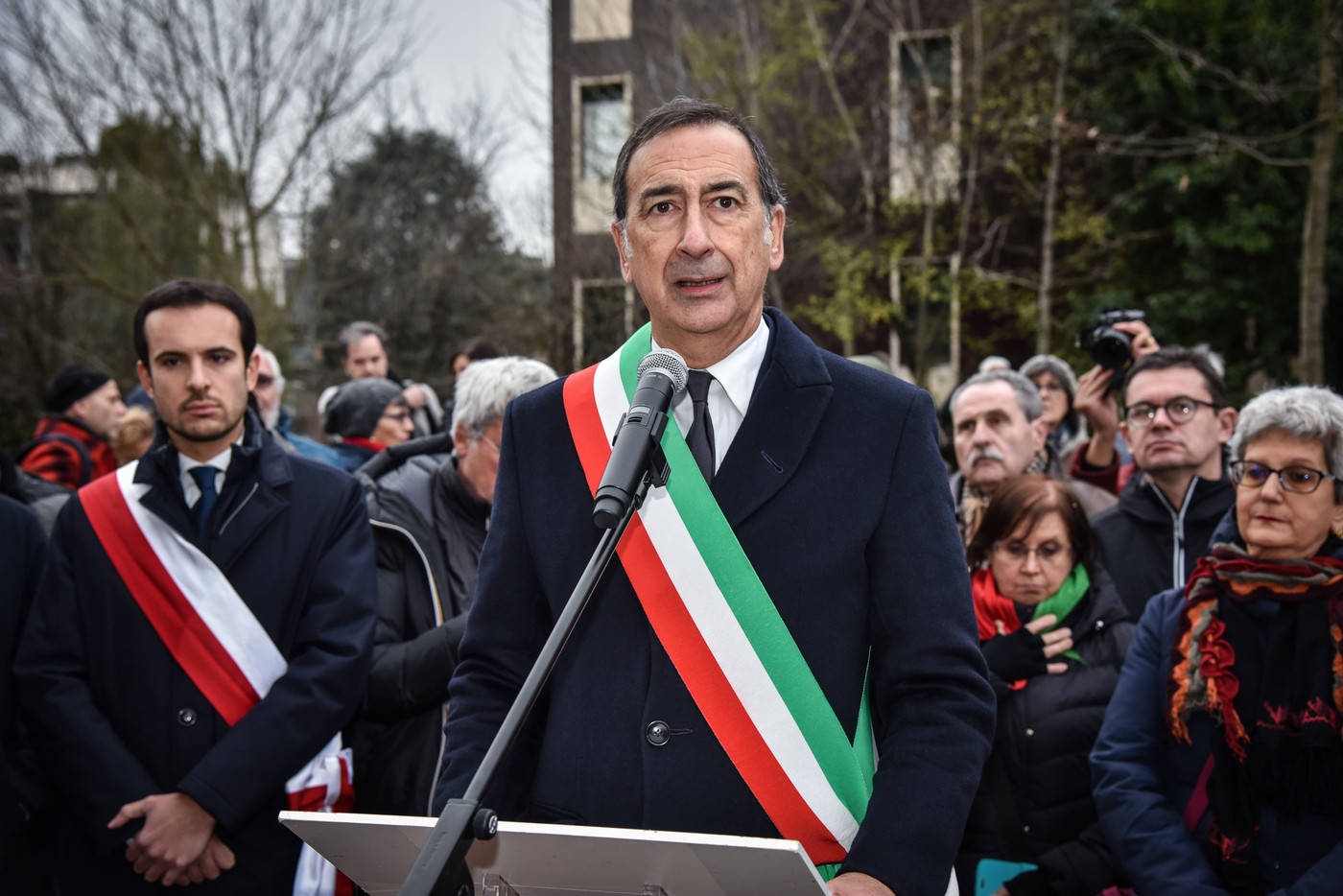 Lo stop di Beppe Sala al fumo: “Entro il 2030 divieto anche all’aperto”