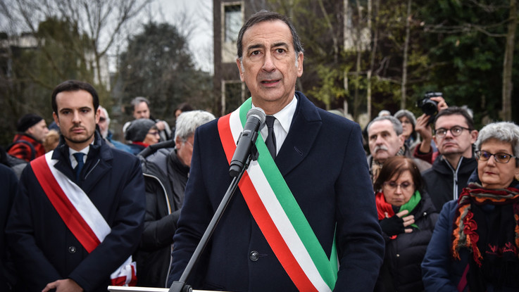 Lo stop di Beppe Sala al fumo: "Entro il 2030 divieto anche all'aperto"