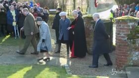La Regina a messa accompagnata dal figlio Andrea