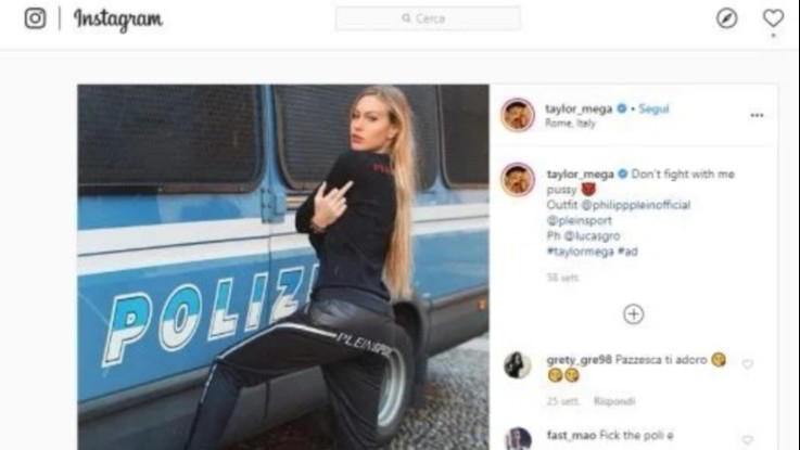 Taylor Mega e il dito medio davanti alla camionetta della polizia