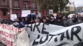Bagnoli, i comitati cittadini e disoccupati in protesta: “Basta passerelle elettorali”