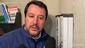 Bologna, Salvini suona al citofono: “Lei spaccia?”