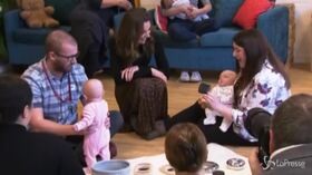 Kate Middleton in un asilo nido tra bebè e genitori