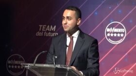 M5S, Di Maio si dimette e si toglie la cravatta
