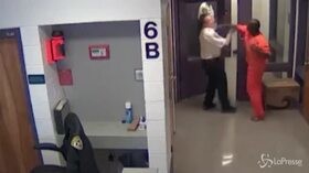 Usa, detenuto picchia una guardia carceraria: l’aggressione ripresa dalle telecamere di sicurezza