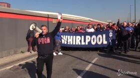 Whirlpool, operai in corteo a Napoli: blocchi stradali e tensione con le forze dell’ordine