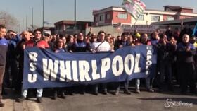Whirlpool, corteo a Napoli: “Mentre loro si tolgono le cravatte noi perdiamo il lavoro”