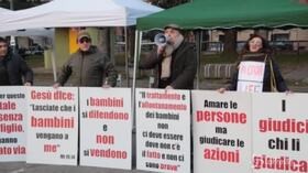 Bibbiano, cittadini in piazza con la Lega: “Vogliamo che il caso non venga insabbiato”