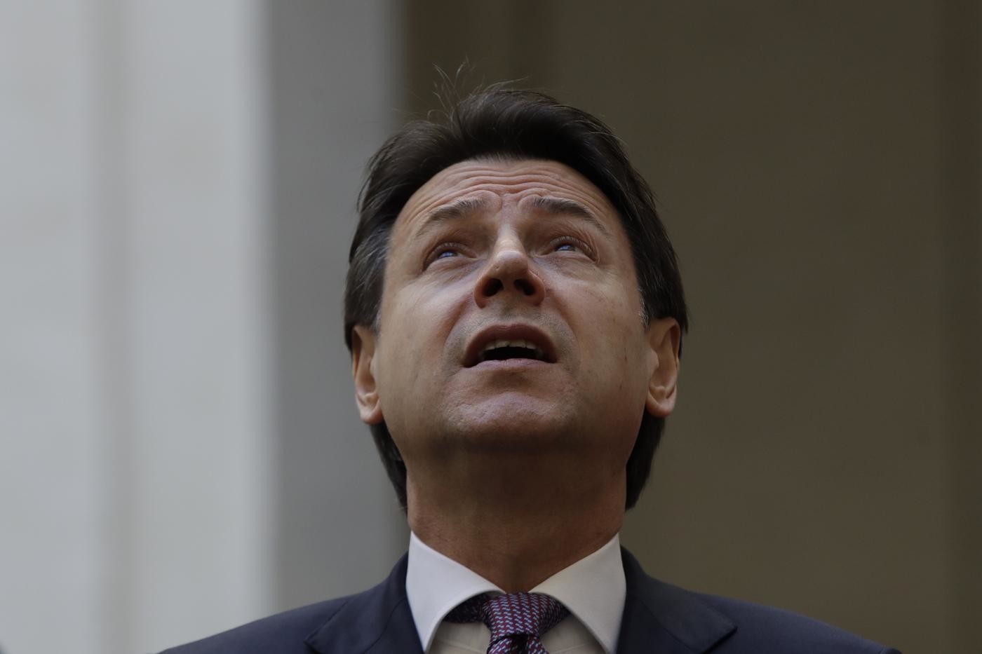 Governo, Conte al lavoro a Chigi. Renzi lo tallona: “Da lunedì cambiare passo”