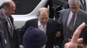 Confronto in aula con presunta vittima, Weinstein portato a braccio in tribunale
