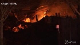 Esplosione a Houston, tra le macerie dell’edificio in fiamme